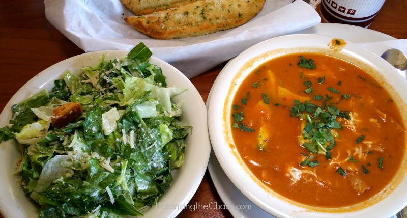 StoneFire Grill Chicken Tortilla Suppe und Salat