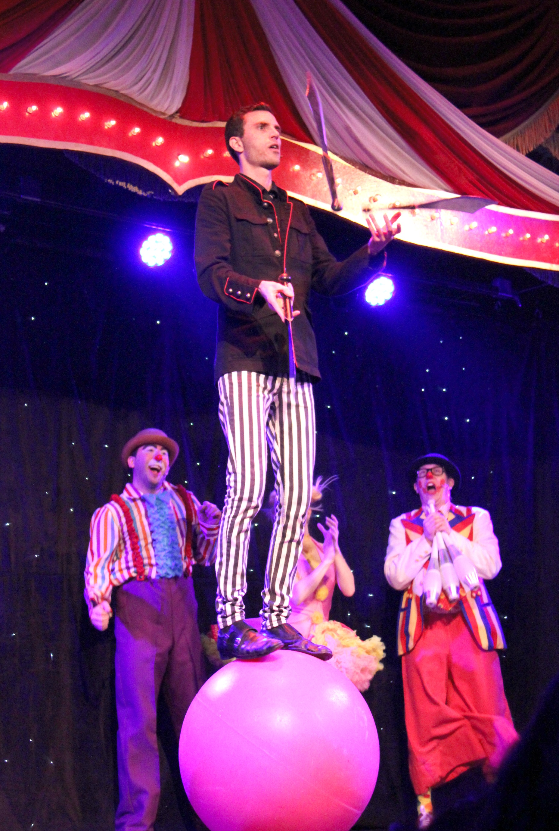 Cirque Magique Juggler