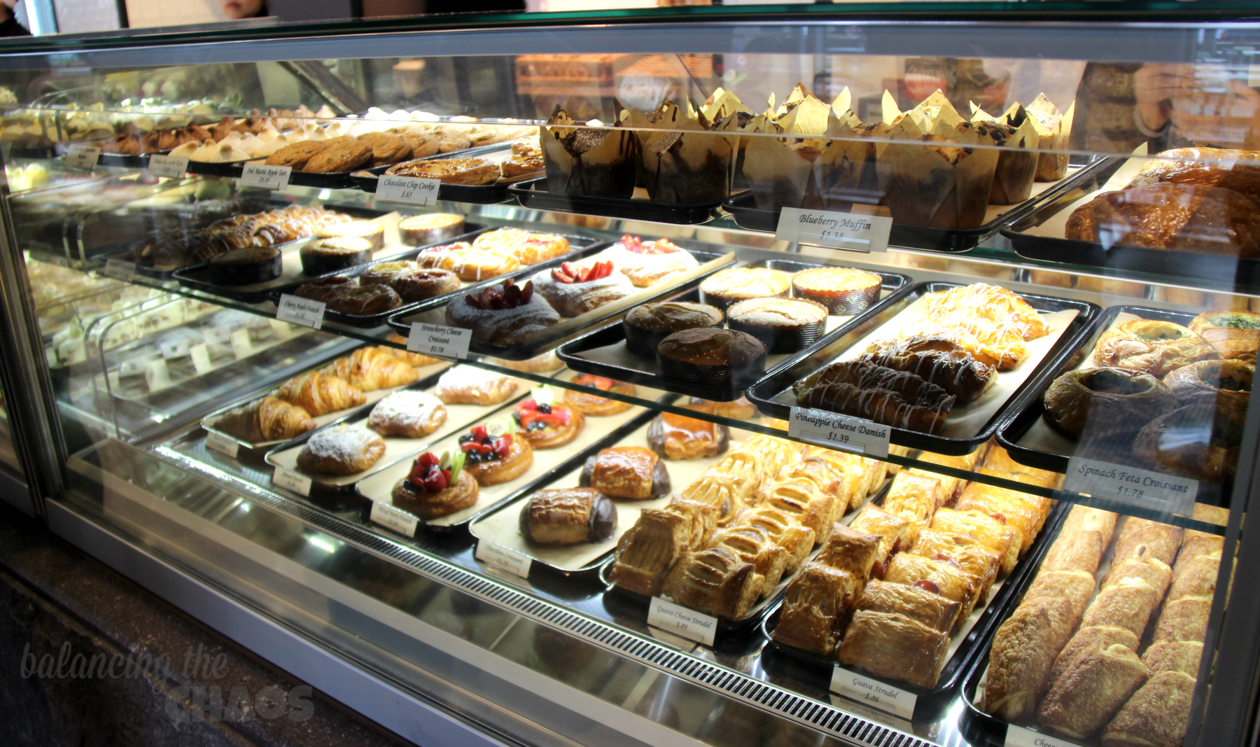 Pasteles de Porto's Bakery and Cafe en exhibición