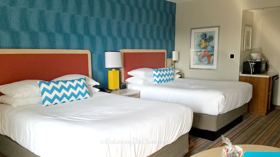 Retro Room Style at the Howard Johnson Anaheim Hotel and Water Playground