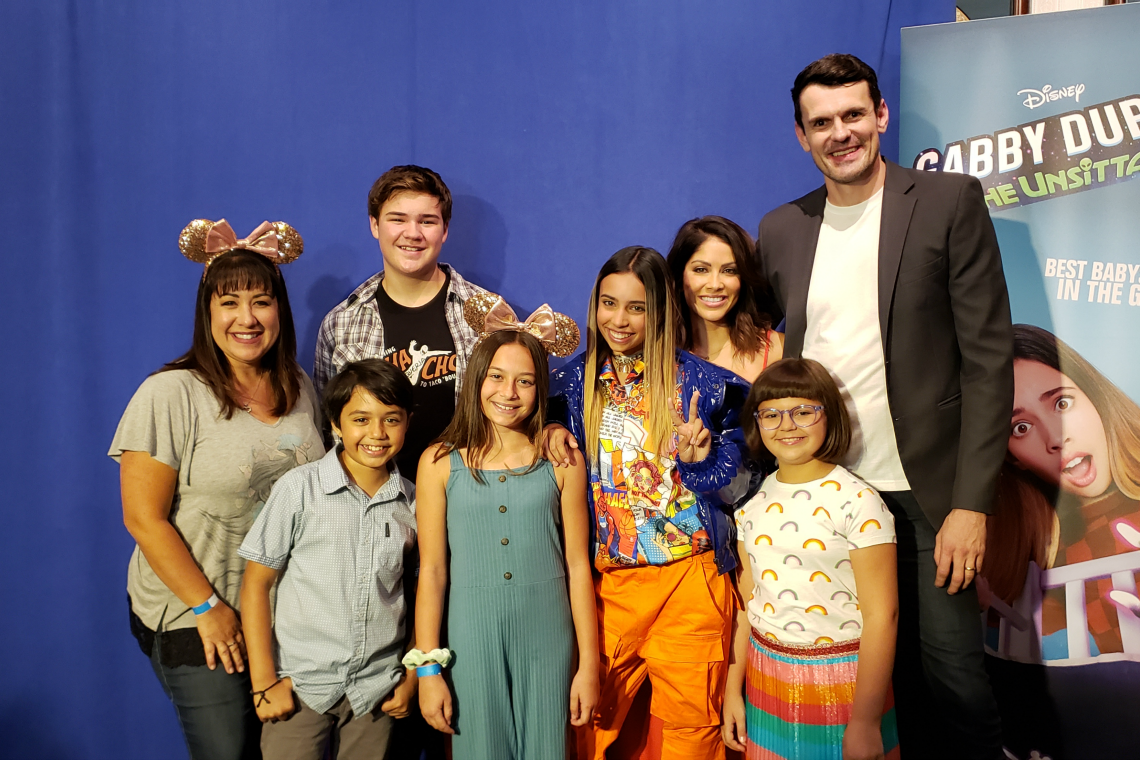 Gabby Duran and The Unsittables photo with the cast